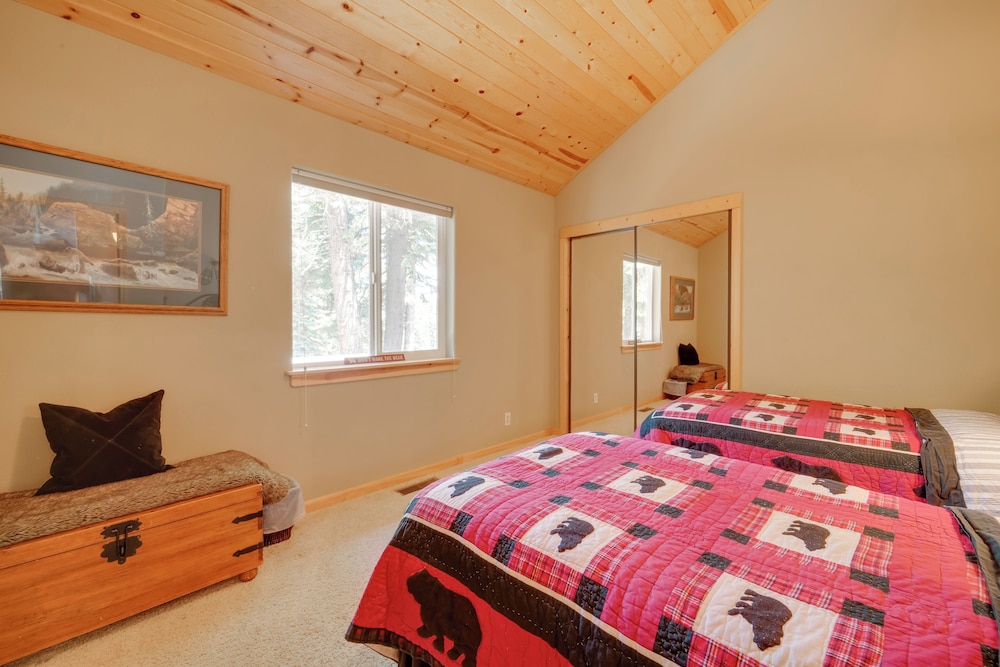Tahoe Donner Mountain Cabin: Surrounded by Forest! view 3