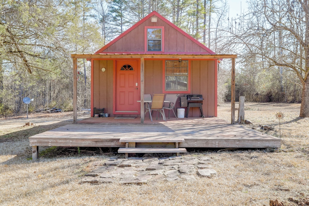 3 Mi to Greers Ferry Lake: Peaceful Cabin w/ Deck!