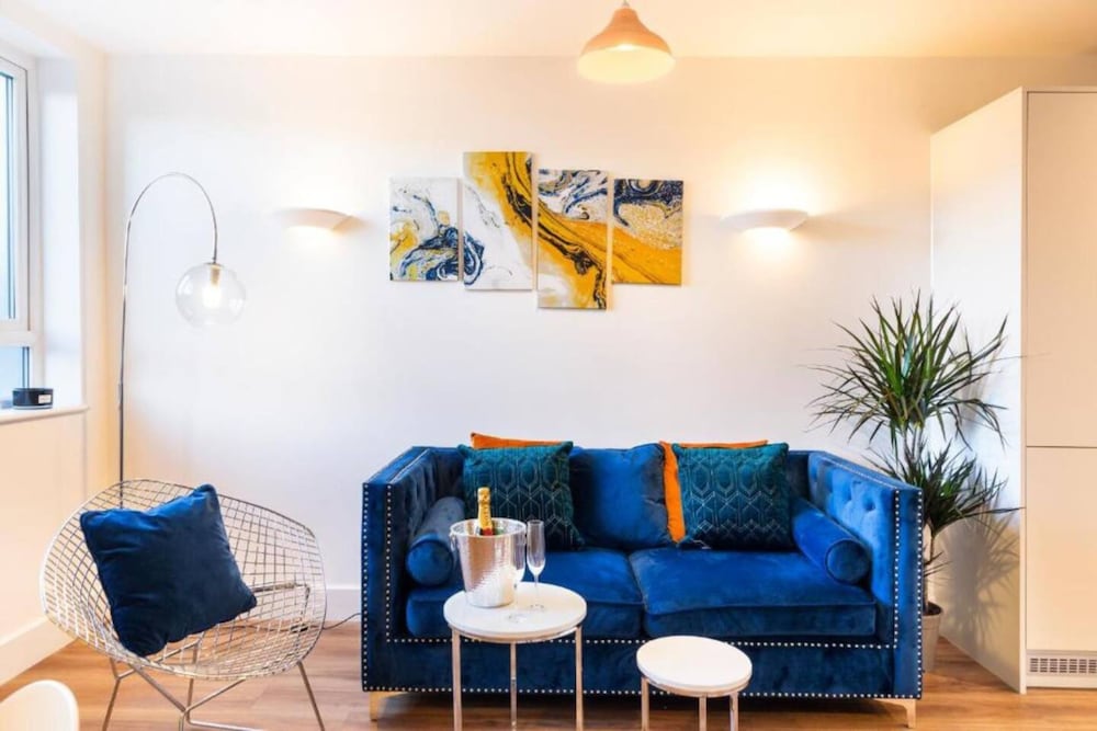 Chic & Stylish 2BD Flat in Picturesque Bristol