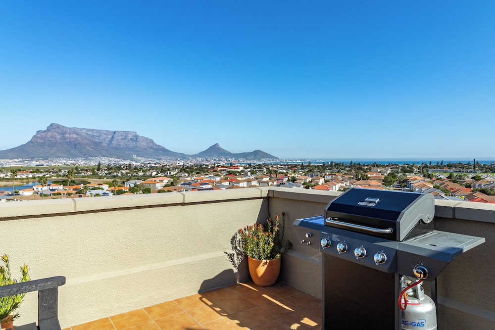 2 Bedroom, Mountain View Penthouse, Century City