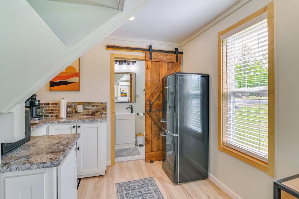 2 Mi to Msu: Tiny Home w/ Furnished Deck!
