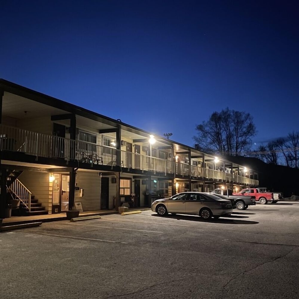 Twin Creeks Motel