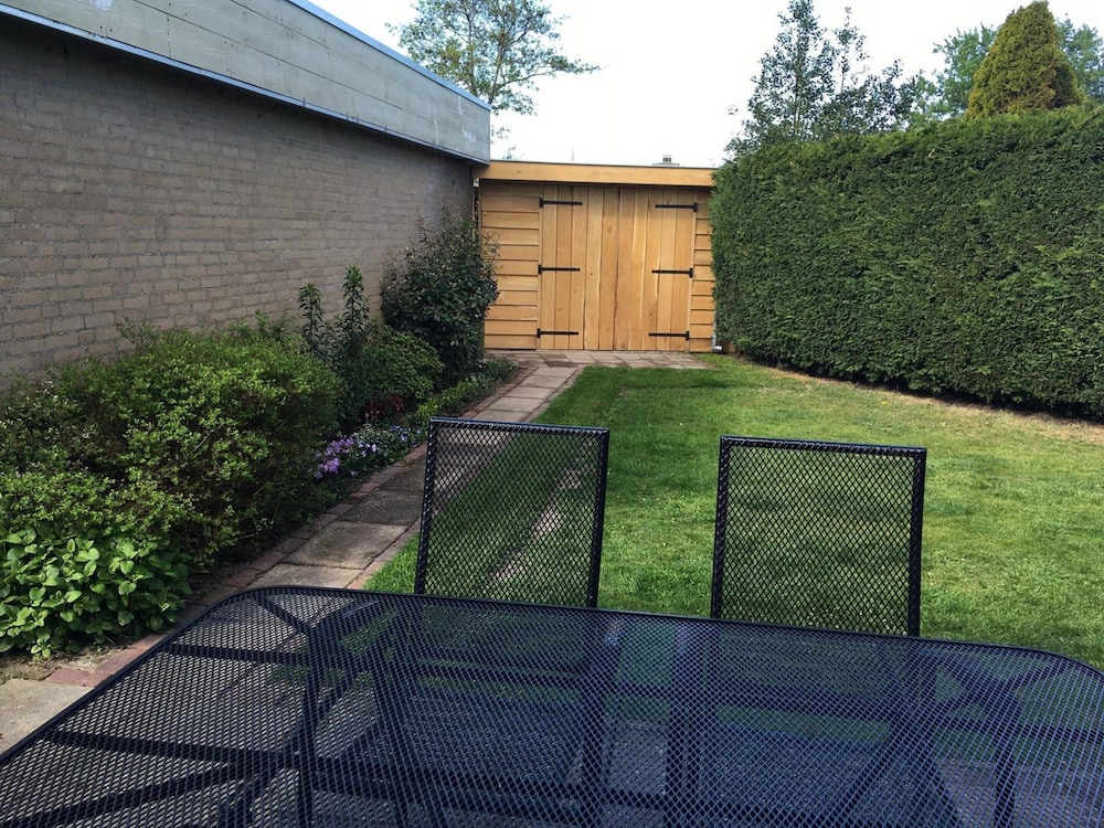 Bungalow Near Beach With Private Garden