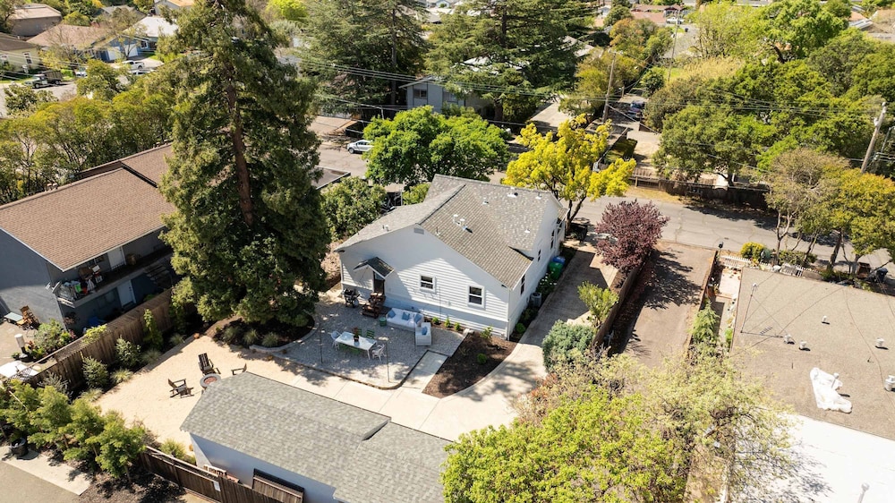 Stylish Central Napa Home With Serene Private Yard