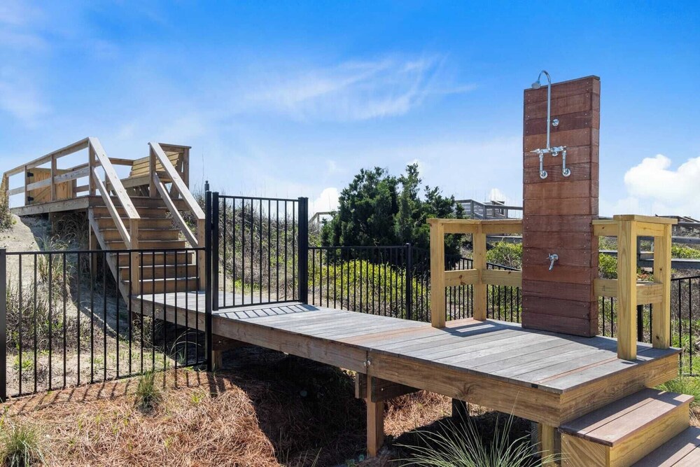 712 Ocean Blvd by Avantstay New Construction w/ Pool, Game Zone, Private Beach Access, and Oceanfront Views