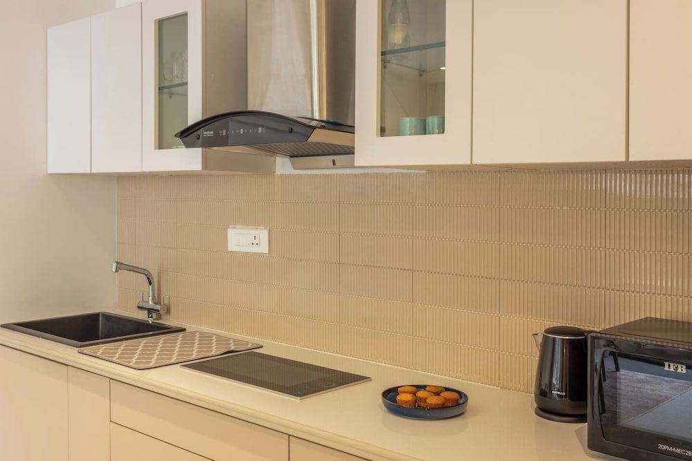 Hidden Gem Luxe Suite w Pool View - 1km to Beach