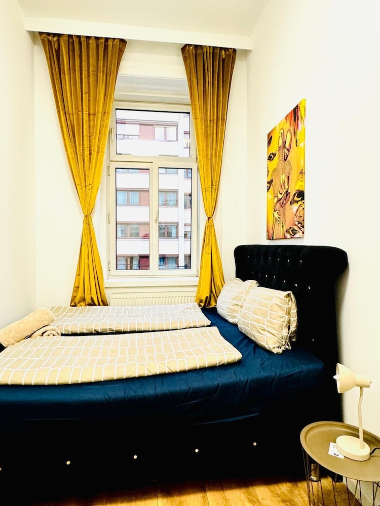 9BR Apt for 18P Walk to Augarten