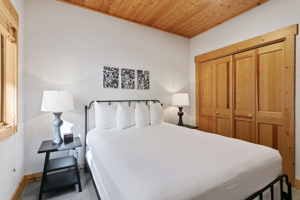 Bristlecone at Deer Valley Resort - Three Bedroom Condo with Hot Tub #201 3 Condo