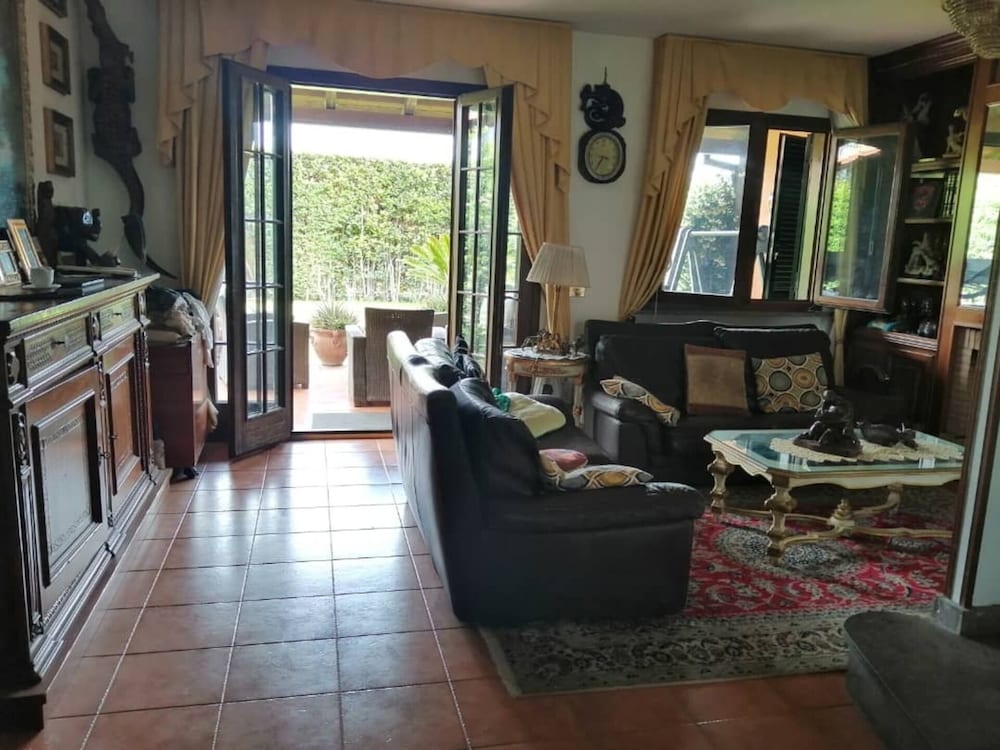 Villa Sleeps 6 With Garden and Gym