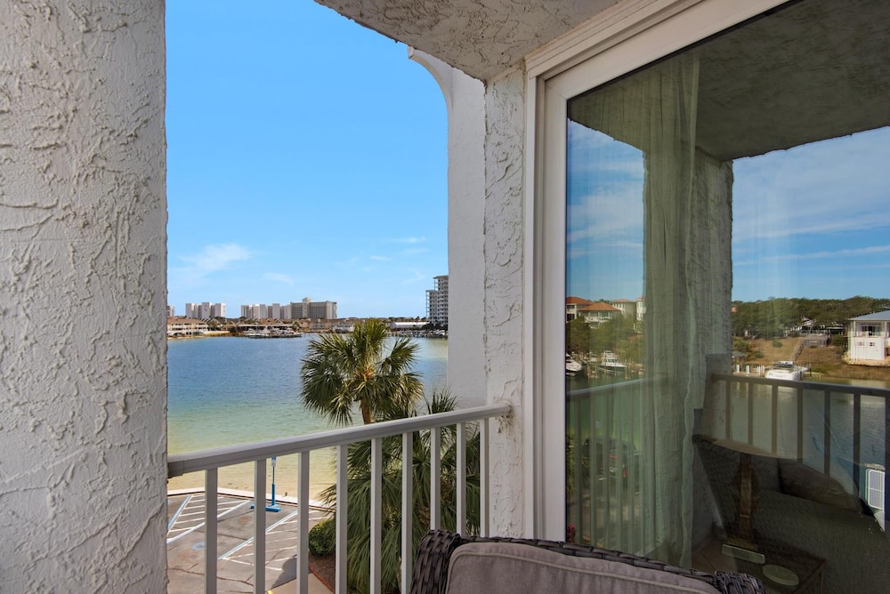 Dolphin Point #401c