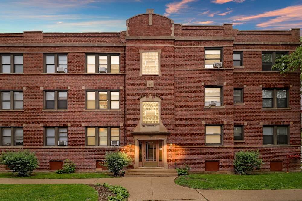 2BR Lively & Chic Home in Rogers Park view 3
