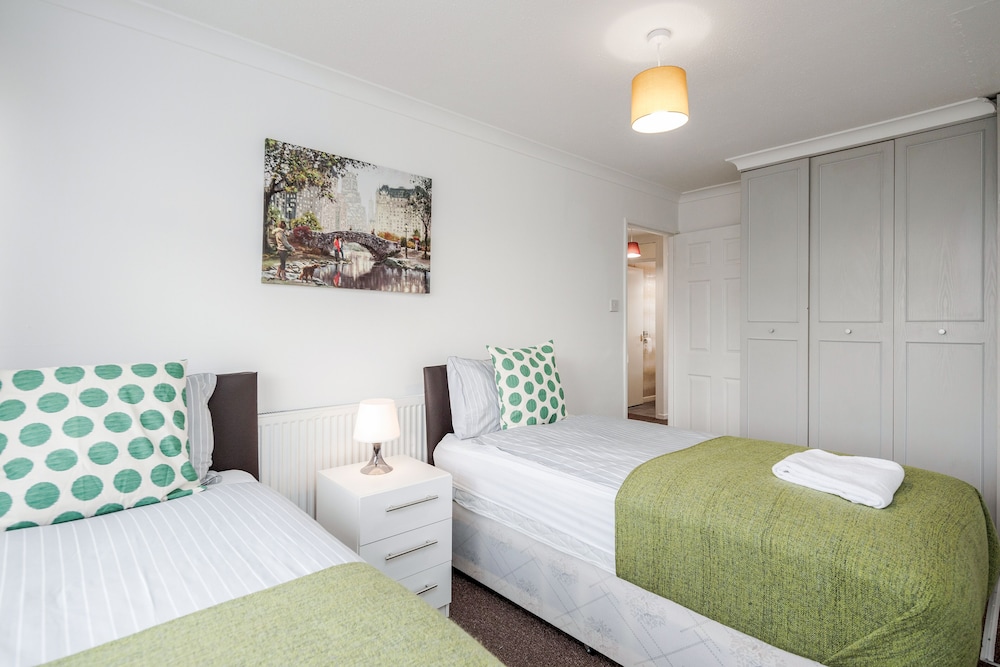 Tms Lovely 3 Bed House-tilbury-free Parking view 2