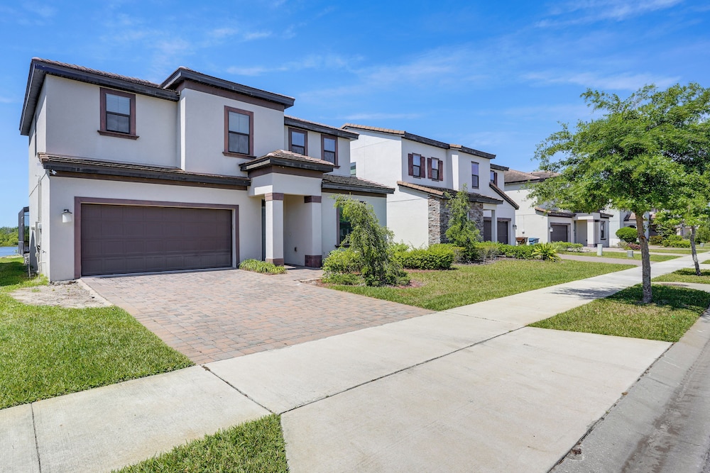 Near Disney & Legoland: Spacious Poolside Oasis!
