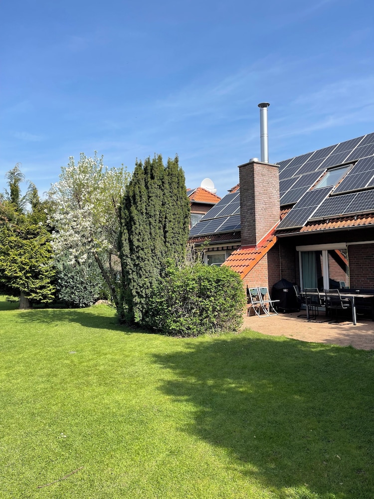 Modern House Gehrden contactless garden