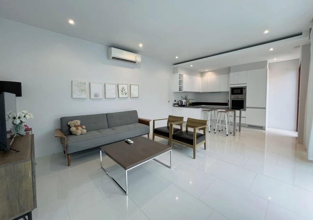 Mountain View Pool Villa in Kamala