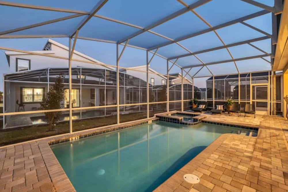 Spacious 8BR Villa Poolside Luxury Fun for 20