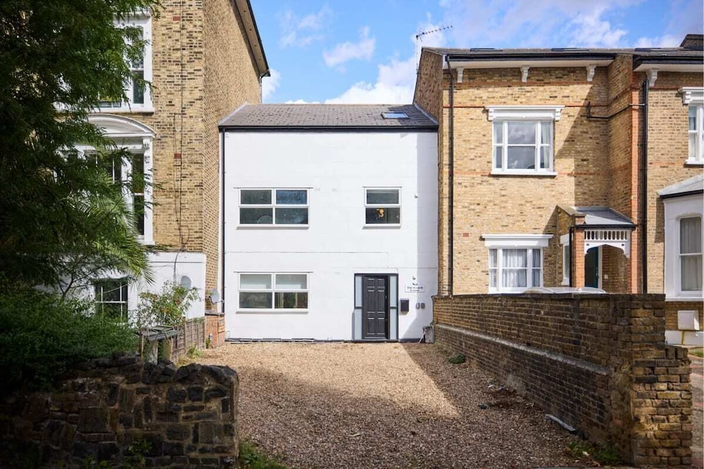 The Wray Crescent Retreat - Dazzling 5bdr House With Parking + Garden