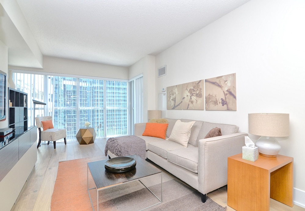 Bremner Blvd-CN Tower-Union Station - Image 5