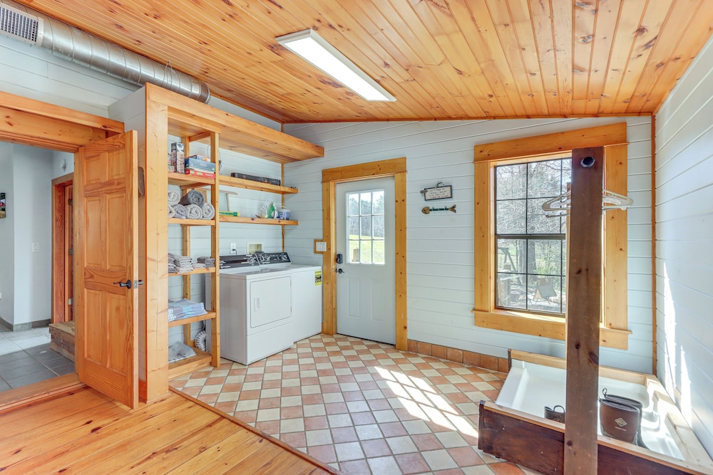 Deck & Fire Pit: Cherry Log Cabin on Farm!