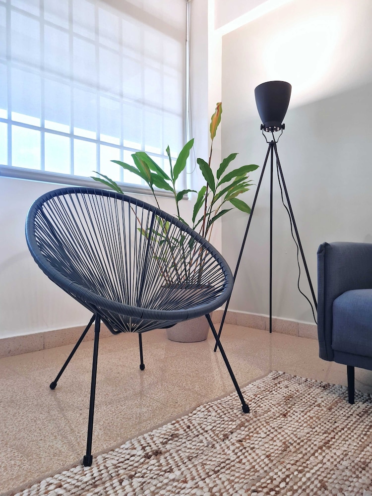 w Modern 2BR In La Cresta