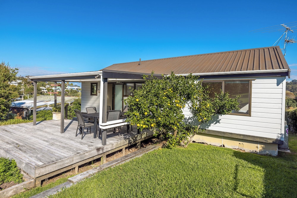 Matai Cottage in Oneroa with Sea Views