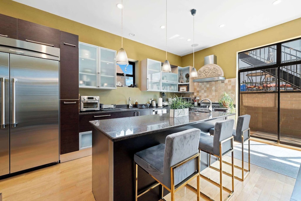 2 Blocks to Golf Course: Spacious Tampa Home!