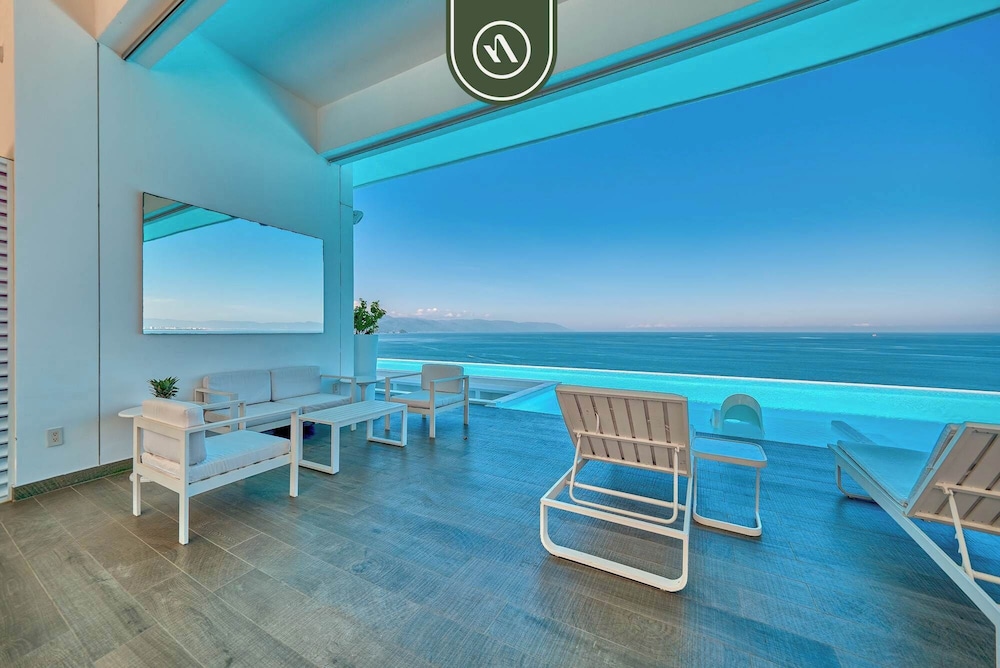Oceanview Luxury Condo - Private Beach - Rooftpop