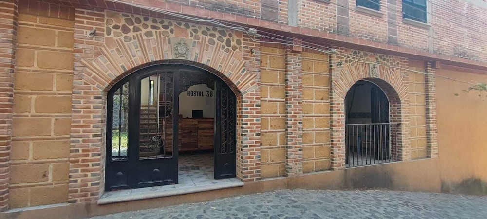 HOSTAL 38