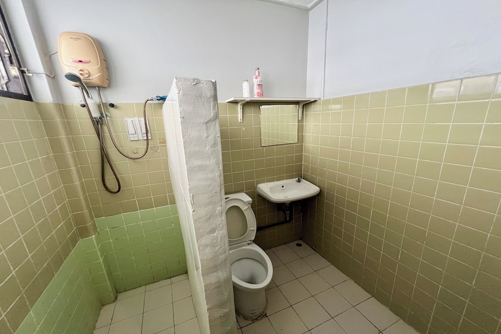 Orchid Hostel Near Bumrungrad Hospital and Nana Market