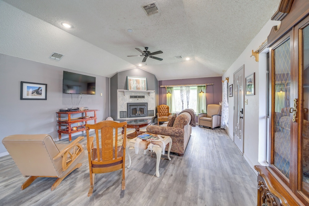 Outdoorsy Getaway Near Atoka: Hunt, Fish & Relax!