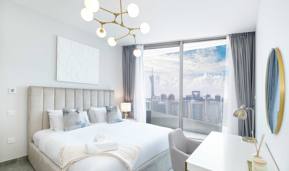 LUX  The Dubai Marina Skyline Suite