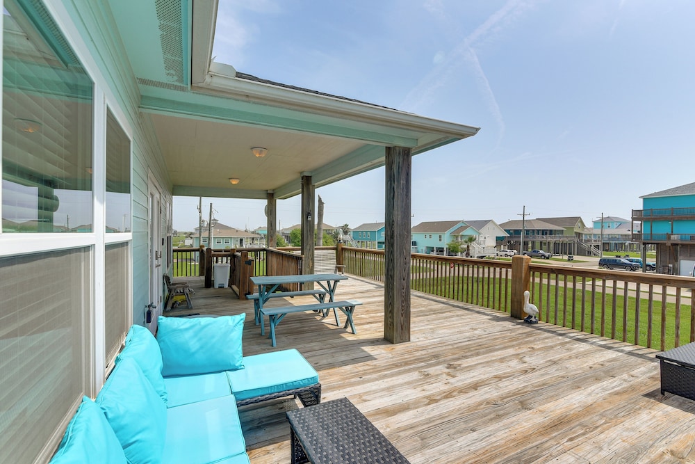 Walk to Crystal Beach: Coastal Getaway w/ Deck