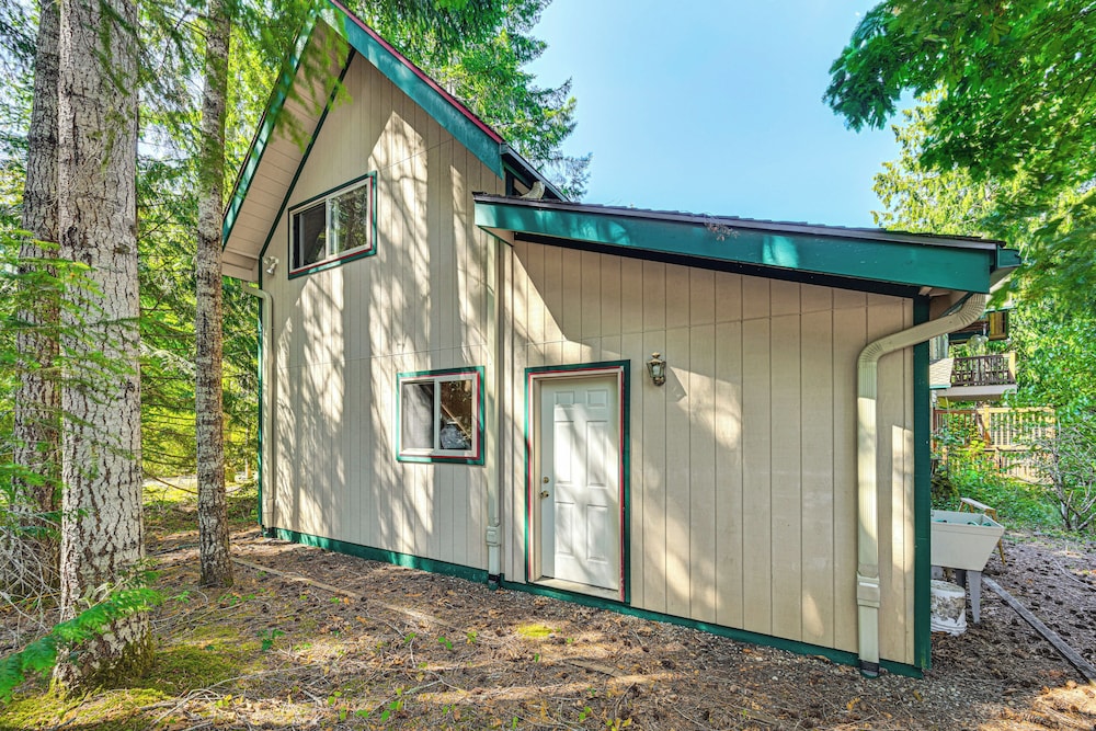 2 Mi to Lake Cushman Access: PNW Cabin Retreat!