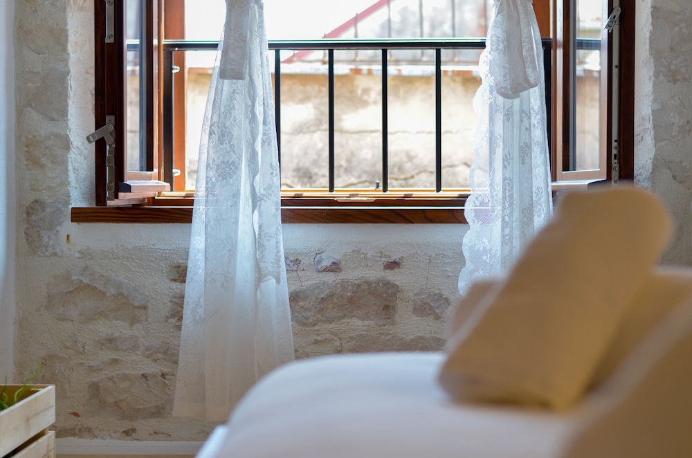 Apartments & Rooms Tiramola