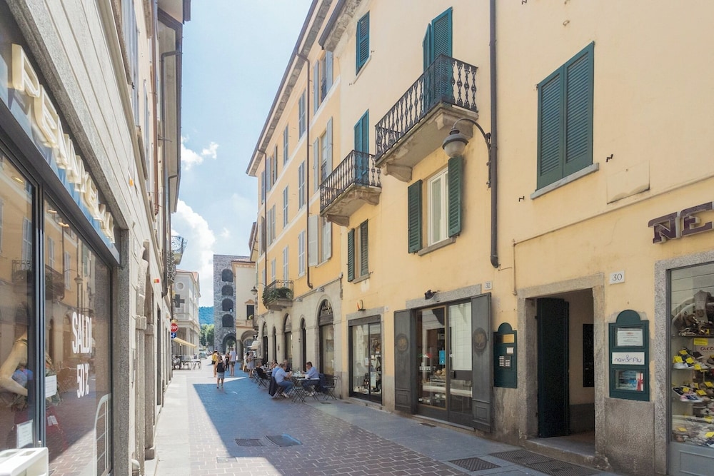 Da Pia in Historycal Como City Centre by Rent all Como