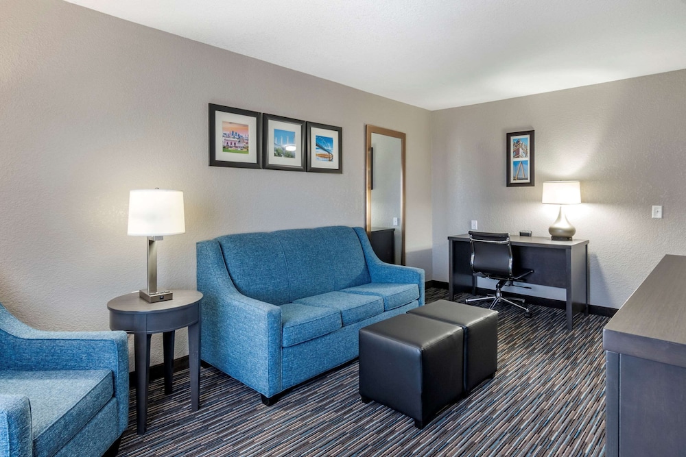 Emporia Vacations - Comfort Inn  Suites - Property Image 8