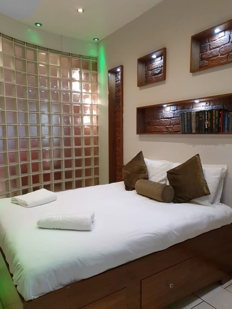 The Famous Floor Sleeps 26 and Group Acc Sleeps30