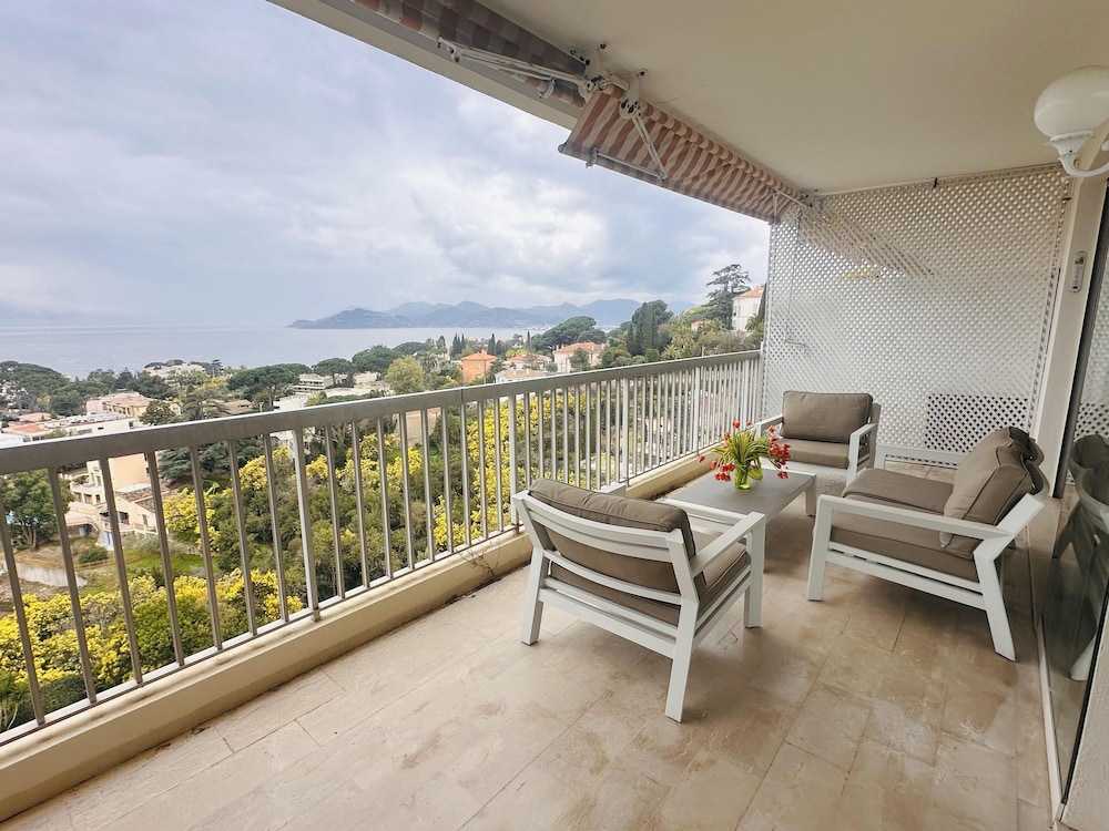 Large Light and Modern 2 Bedroomed Apartment in Cannes With Sea Views Pool and Lovely Terrace - 1503