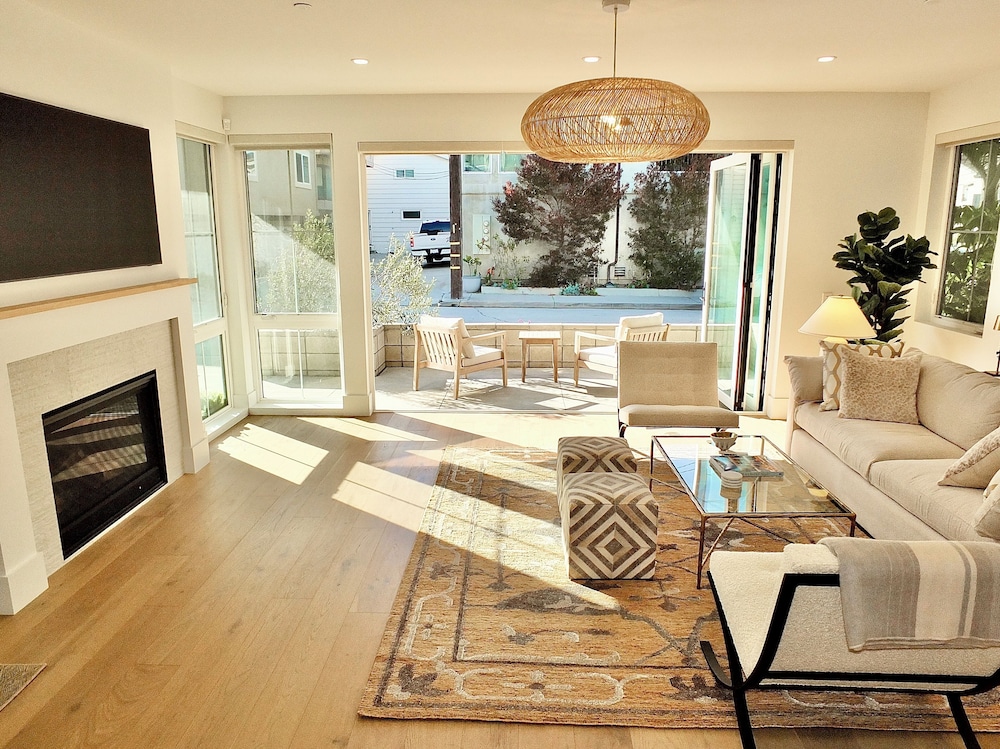 Beach Paradise Stunning 3-story in Long Beach!