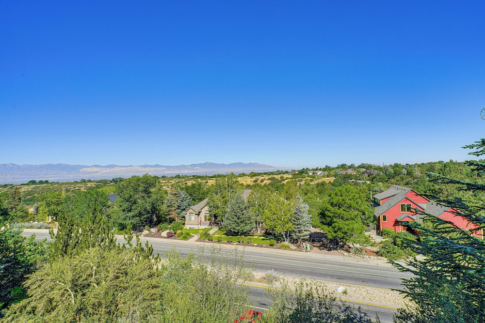 Hot Tub & Mtn Views: Charming Utah Canyon Retreat