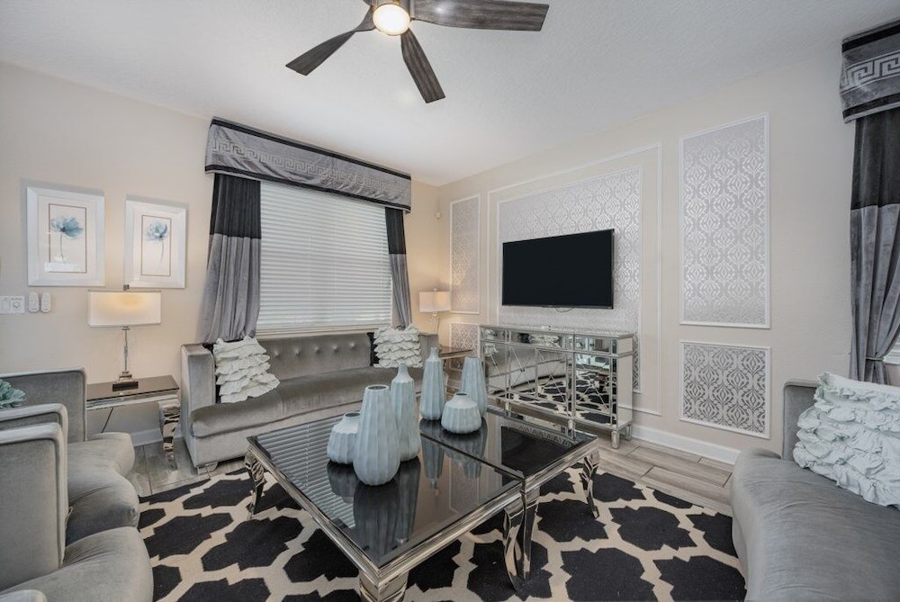 9 Bed Pool, Spa, Movie Room & Game Room! 9 Bedroom Home by RedAwning