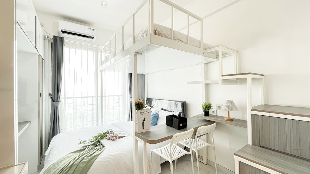 Modern Look And Homey Studio At Apartment Sky House Bsd