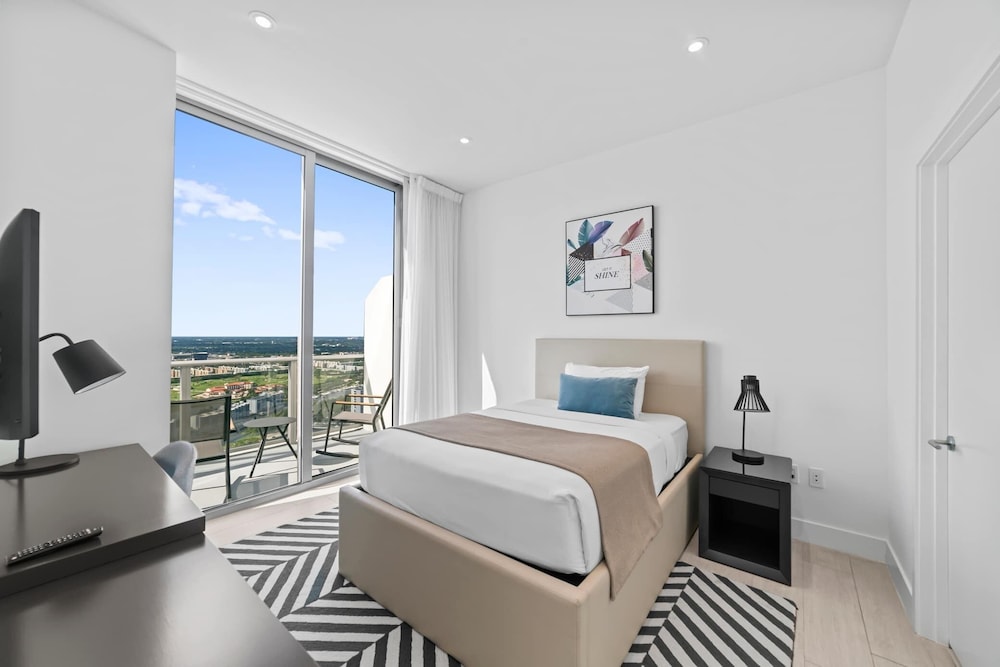 2BR Ocean Penthouse: Private Terrace & Hot Tub