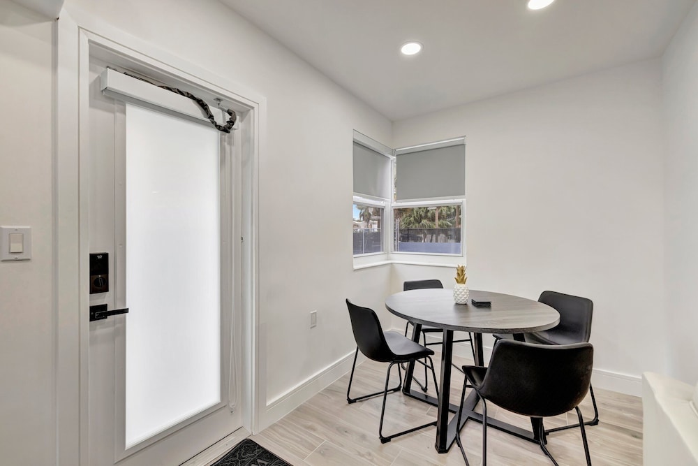 2BR 1BA off Las Olas Steps to Beach
