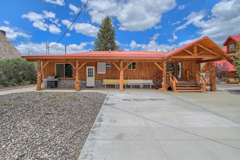 Group Getaway w/ Mtn Views: Home in Circleville!