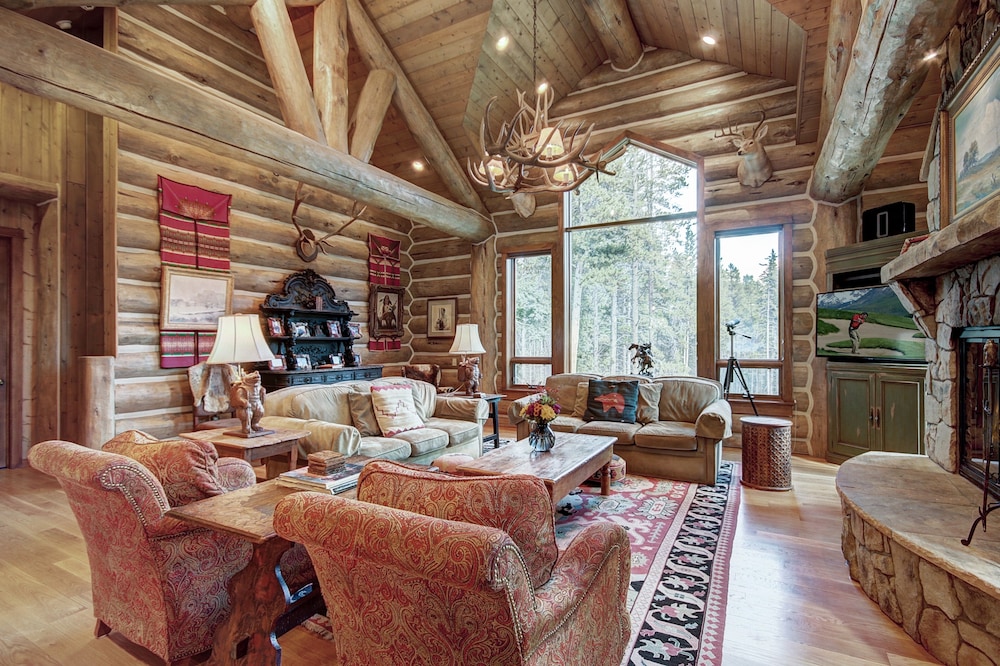 Bear Lodge 6 Bedroom Home by RedAwning