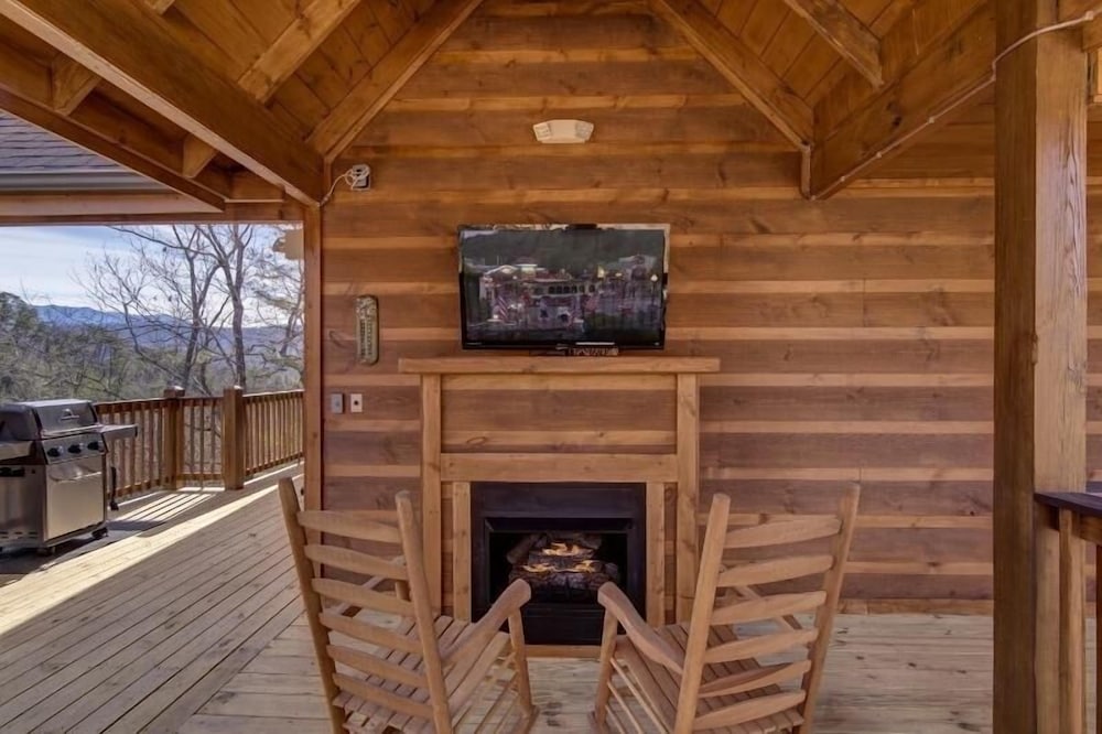 The Owl and the Trout - 2 Bedrooms, 2 Baths, Sleeps 8 Home by RedAwning