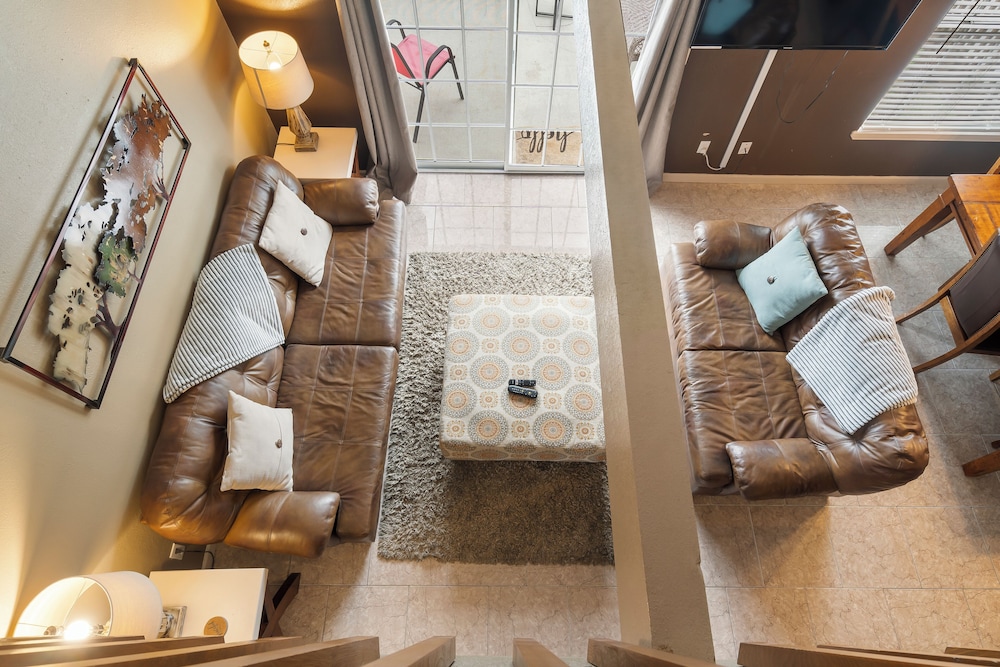 Branson Getaway - Condo for 6 in Epic Location! view 4