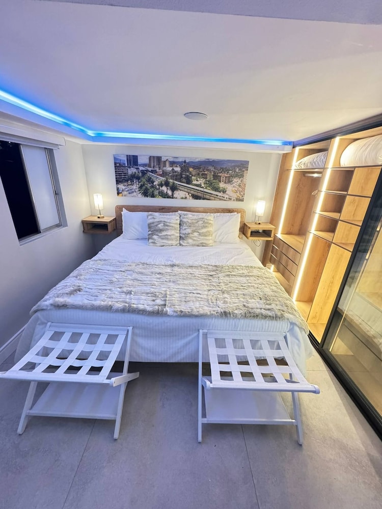 Stylish 1BR Getaway, Jacuzzi, Fireplace, Gym and AC