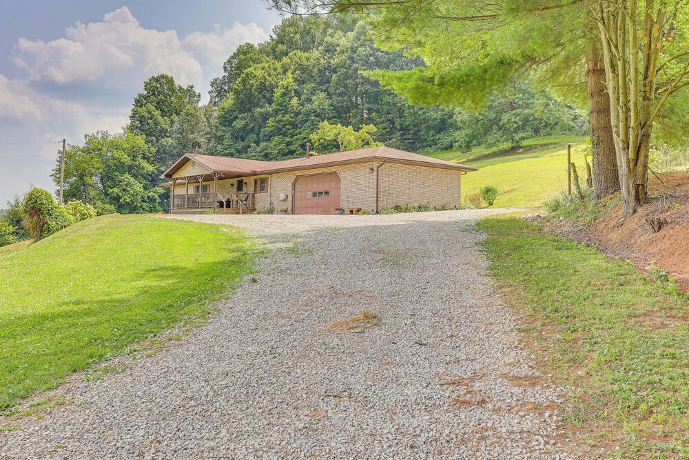Spacious Ohio Family Home on 5-acre Property! view 4